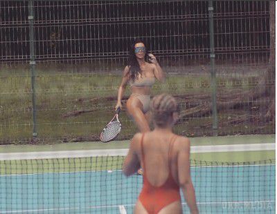 Кім Кардашян показала, як в бікіні грає в теніс. Американська зірка реаліті-шоу Кім Кардашьян опублікувала на своїй сторінці в соціальній мережі Instagram кадри з гри в теніс. Сама дівчина не просто грала, але і роздяглася до бікіні.
