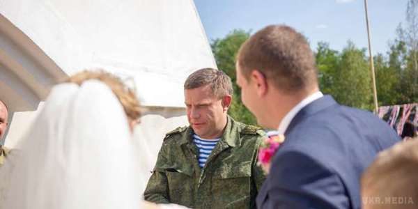 Лідери «ДНР» святкували одруження бойовика на прізвисько «Злий» . (ФОТО). Глава терористичної організації «ДНР» Олександр Захарченко та заступник командувача штабом бойовиків «ДНР» Едуард Басурін з'явилися на весіллі одного з бойовиків.