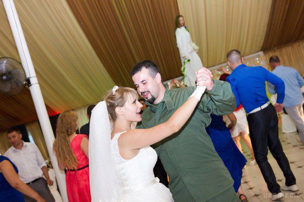 Лідери «ДНР» святкували одруження бойовика на прізвисько «Злий» . (ФОТО). Глава терористичної організації «ДНР» Олександр Захарченко та заступник командувача штабом бойовиків «ДНР» Едуард Басурін з'явилися на весіллі одного з бойовиків.