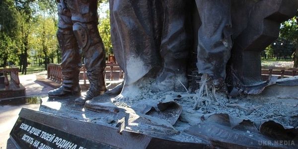 В ніч на перше вересня в Луганську невідомі підірвали "пам'ятник" окупантам. Невідомі підірвали пам'ятник, встановлений сепаратистами 12 травня цього року.