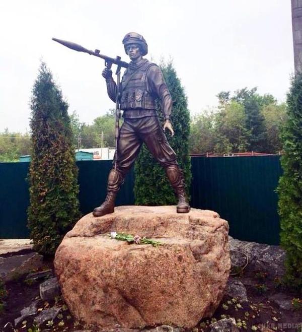 В Україні встановлено пам'ятник наймолодшому «кіборгу». Фігуру встановили в селі Святопетровском Києво-Святошинського району.