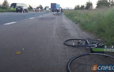 ЗМІ: Водій фури, який збив велосипедистів під Києвом, заснув за кермом. Водій вантажівки є громадянином Болгарії.