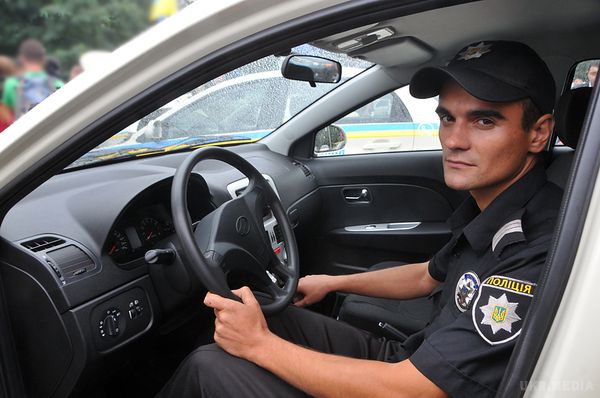 В Україні з'явилися шкільні поліцейські. Шкільні офіцери поліції почали працювати в навчальних закладах чотирьох міст України.