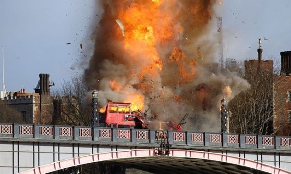 Зйомки бойовика з Джекі Чаном налякали лондонців (фото, відео). Жителі Лондона сприйняли вибух автобуса на знімальному майданчику бойовика "Іноземець" (The Foreigner) з Джекі Чаном і Пірсом Броснаном за терористичний акт.