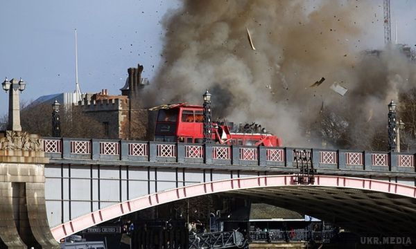 Зйомки бойовика з Джекі Чаном налякали лондонців (фото, відео). Жителі Лондона сприйняли вибух автобуса на знімальному майданчику бойовика "Іноземець" (The Foreigner) з Джекі Чаном і Пірсом Броснаном за терористичний акт.