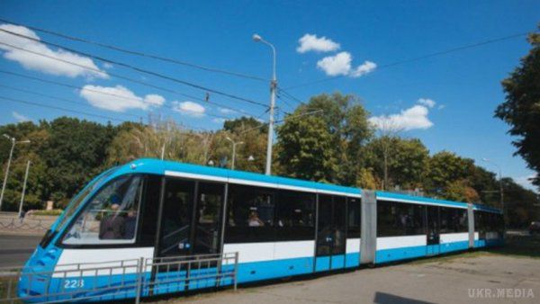 Вінничани отримали до Дня міста трамвай довжиною у 31 метр. Трамвай розрахований на перевезення 300 пасажирів