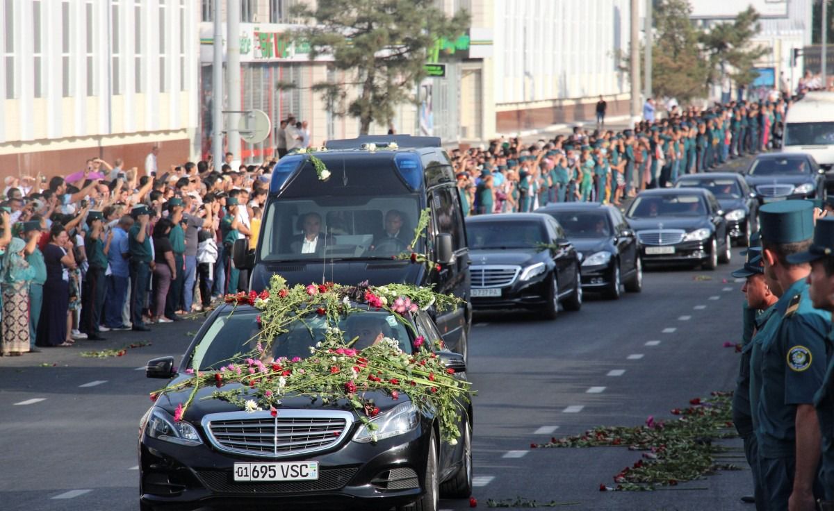 Узбекистан прощається з президентом, який керував країною більше чверті століття (фото, відео). У зв'язку зі смертю лідера країни в Узбекистані оголошений триденний траур. На похорон Карімова прибули делегації 17 держав.