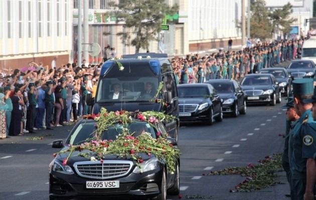Узбекистан прощається з президентом, який керував країною більше чверті століття (фото, відео). У зв'язку зі смертю лідера країни в Узбекистані оголошений триденний траур. На похорон Карімова прибули делегації 17 держав.