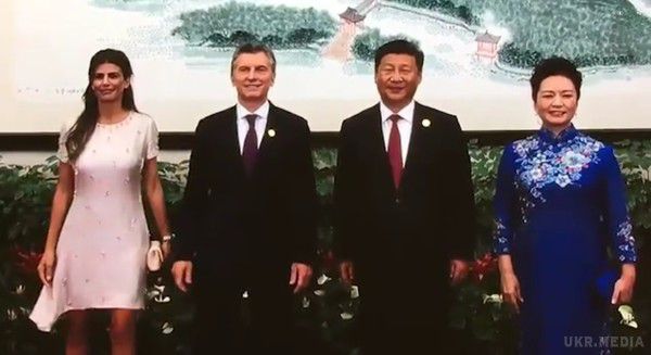Сукня дружини президента Аргентини привезла справжній фурор на саміті G20 (фото). Сукня Хулиани Авади, дружини президента Аргентини Маурісіо Макрі, справила справжній фурор на саміті G20 в Китаї. Жінка з'явилася в досить нетиповому вбранні для таких заходів.