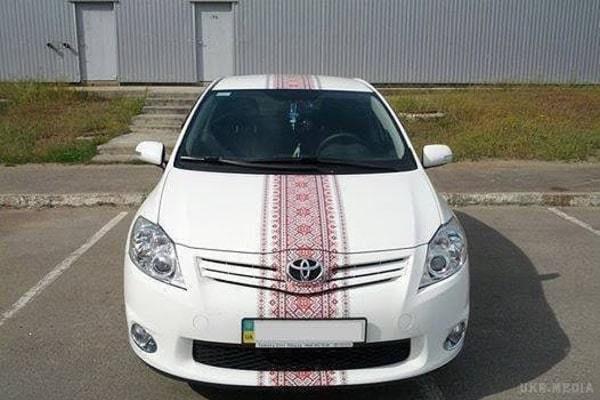 Вандали у Харкові відкрили "полювання" на автомобілі з українською символікою. 