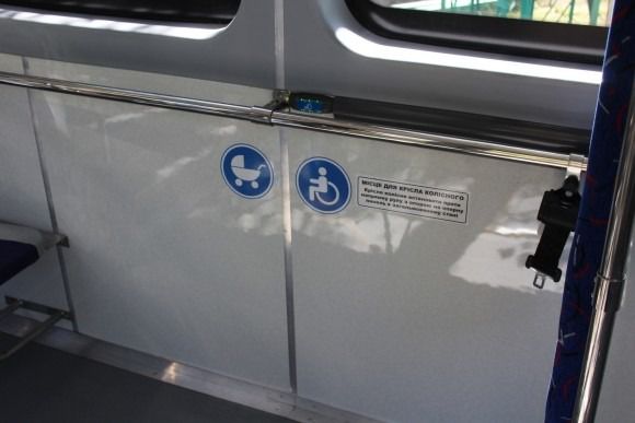  У Вінниці презентували мегатрамвай на 306 місць з Wi—Fi (фото). Трамвай Vin Way оснастили зручним входом для людей на інвалідних візках, у дверні додали сенсори, які блокують відкриття-закриття дверей, якщо в ньому перебувають люди.