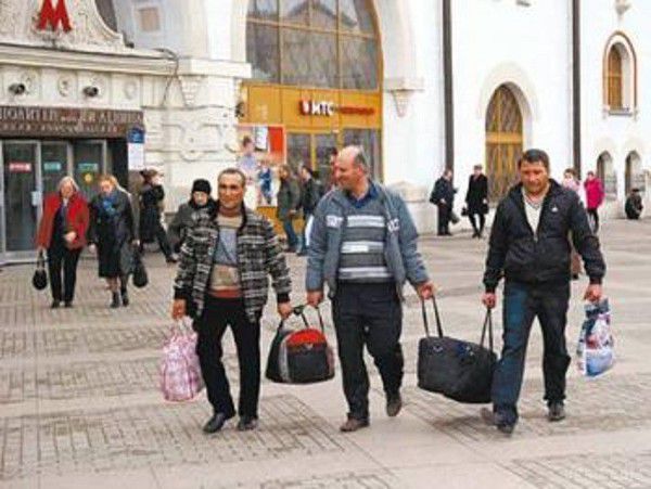 Українські заробітчани прощаються з Росією. Українці стали рідше вибирати як місце роботи Росію 