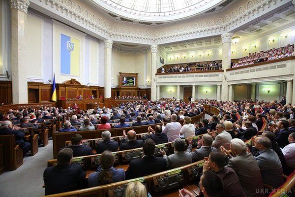 Народні депутати України обрані на проміжних виборах депутати склали присягу. Нардеп Микитась зачитав текст присяги під крики "Ганьба!"