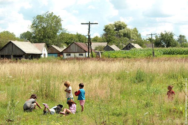 Ще одне село в Україні повстало проти небезпечного сусідства. Місцеві жителі села Макухівка на Полтавщині стверджують, що роми напали на дітей та побили місцевих жителів. 