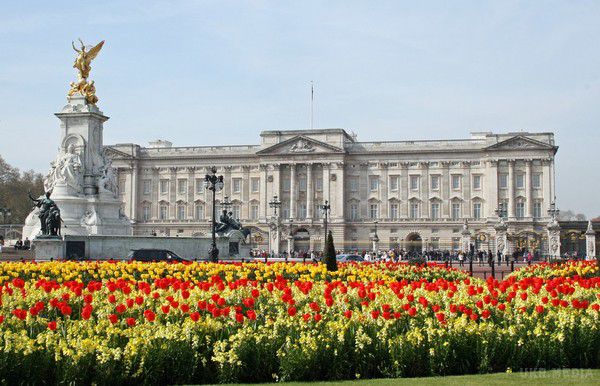 Вертоліт швидкої допомоги приземлився біля воріт Букінгемського палацу в Лондоні. У Лондоні біля воріт Букінгемського палацу сів вертоліт швидкої допомоги. Можливо, консультація лікарів знадобилася одному з членів королівської сім'ї.