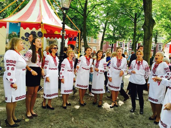 В "Українському селі" в Нідерландах пригощали медом і салом (фото). У Нідерландах у Гаазі відбувся фестиваль культур.