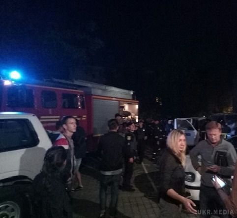В Івано-Франківську підпалили авто ОБСЄ (Відео). Невідомий підпалив пакет на капоті автомобіля.
