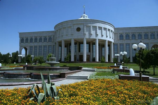 Узбекистан назве наступника Карімова 8 вересня ... Ташкент, 7 вересня. Парламент Узбекистану розгляне питання про призначення виконуючого обов'язки президента країни 8 вересня.