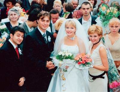 Фото з весілля Олени Кравець "підірвало" Мережа. Зараз щасливі подружжя виховує трьох дітей - двох дівчаток і хлопчика.