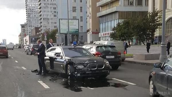 Стали відомі подробиці ДТП, у яку потрапило авто "сірого кардинала" Кремля (відео). У BMW, яке належить Владиславу Суркову, в*їхало таксі.
