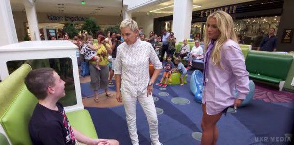  Американська співачка Брітні Спірс і Еллен Дедженерес влаштували бешкет в торговому центрі. Популярна американська співачка Брітні Спірс взяла участь у скандальному шоу журналістки Еллен Дедженерес.
