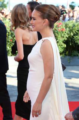 Актриса Наталі Портман показала свій кругленький животик. Зірка "Чорного лебедя" і дилогії про Тора з'явилася в четвер на прем'єрі нового фільму в Венеції в довгому білому платті, не залишає сумнівів у тому, що вона чекає дитину
