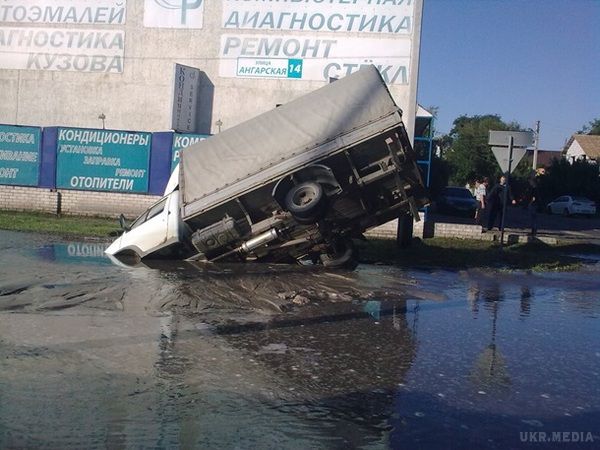 У Харкові провалилася під асфальт вантажівка (фото). На ділянці дороги, ймовірно, стався прорив труби.