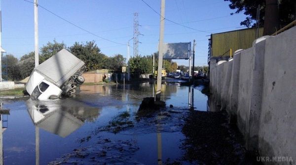 У Харкові провалилася під асфальт вантажівка (фото). На ділянці дороги, ймовірно, стався прорив труби.