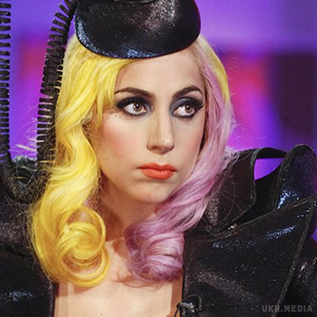 Леді Гага вразила публіку відвертим вбранням (фото). 30-річна співачка Lady Gaga з'явилася на публіці без бюстгальтера і в міні-шортах.