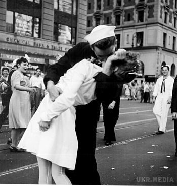 У Штатах померла медсестра з відомого фото, яке стало символом перемоги у війні. У Вірджинії у віці 92 роки померла медсестра, яка була зображена на відомій фотографії "Поцілунок на Таймс-сквер"