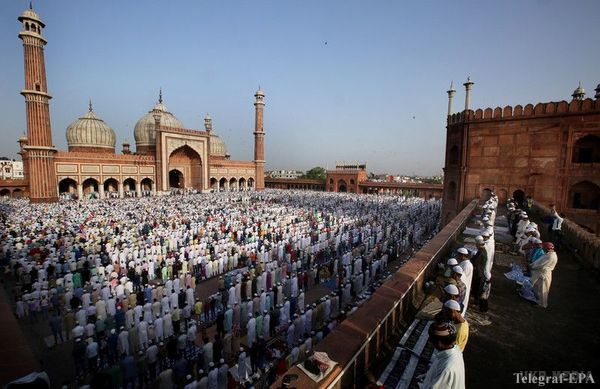 Мусульмани всього світу святкують Курбан-байрам 2016 (фото). 12-го вересня 2016 року у всьому світі відзначають Курбан-байрам, свято жертвопринесення і покори.
