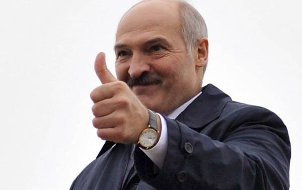 Дієта від Лукашенка: не знаходиш час для спорту - перестань жерти. Президент Білорусі Олександр Лукашенко поділився з журналістами своїми принципами здорового харчування,