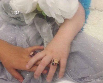 В США 5-річну дівчинку видали заміж за кілька годин до її смерті (фото). В одній із лікарень США пройшла незвичайна весільна церемонія. Батьки 5-річної важкохворої дівчинки вирішили виконати її останнє бажання і видали заміж за її 6-річного друга.
