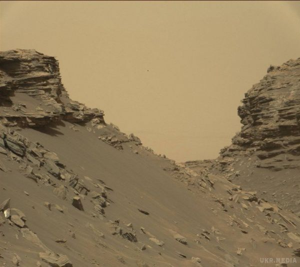NASA опублікувало знімки скельних утворень Марса (фото). На знімках можна побачити, що скелі сильно підточені вітром.