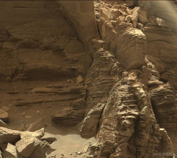 NASA опублікувало знімки скельних утворень Марса (фото). На знімках можна побачити, що скелі сильно підточені вітром.