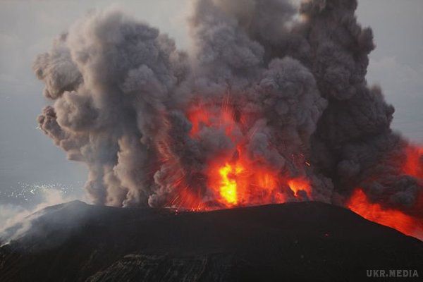 У Франції відбулося виверження найактивнішого в світі вулкана: відеофакт. На французькому острові Реюньон почалося виверження одного з найактивніших у світі вулканів — Пітон-де-ла-Фурнез.
