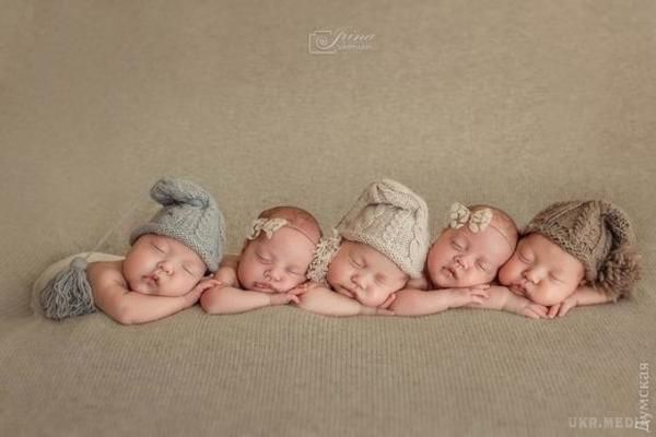 Немовлята-п'ятерняшки з Одеси знялися у своїй першій фотосесії.(фото, відео). Три брати та дві сестрички народилися у Оксани Кобелецької 24 червня.