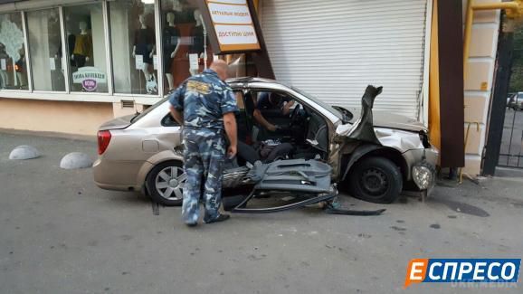 Поліцейськая Toyota Prius врізалась в автівку таксі Chevrolet. На перехресті вулиць Льва Толстого та Саксаганського сталася ДТП за участю автівки таксі Chevrolet та поліцейського Toyota Prius