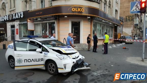 Поліцейськая Toyota Prius врізалась в автівку таксі Chevrolet. На перехресті вулиць Льва Толстого та Саксаганського сталася ДТП за участю автівки таксі Chevrolet та поліцейського Toyota Prius