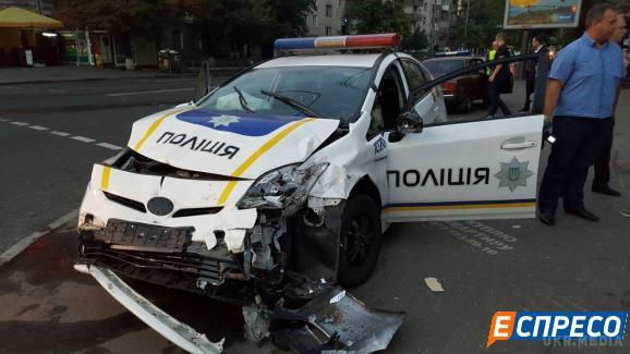 Поліцейськая Toyota Prius врізалась в автівку таксі Chevrolet. На перехресті вулиць Льва Толстого та Саксаганського сталася ДТП за участю автівки таксі Chevrolet та поліцейського Toyota Prius