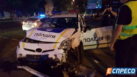 Поліцейськая Toyota Prius врізалась в автівку таксі Chevrolet. На перехресті вулиць Льва Толстого та Саксаганського сталася ДТП за участю автівки таксі Chevrolet та поліцейського Toyota Prius