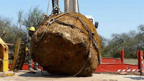 В Аргентині виявлений метеорит вагою більше 30 тонн. Район, де був знайдений метеорит, називається "небесним полем".