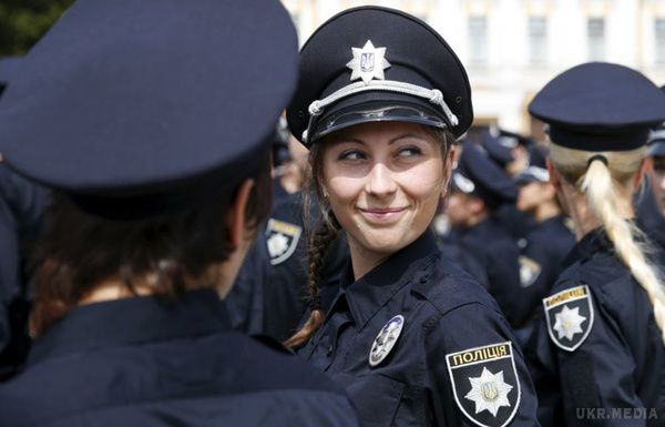 Дівчат-поліцейських на вулицях поменшає. Багато ситуації на вулицях України свідчать про те, що деякі поліцейські не мають достатньої фізичної підготовки до несення патрульної служби