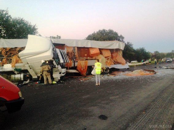 На Полтавщині зіткнулися три вантажівки: троє загиблих. Водій фури DAF "наздогнав" другу вантажівку, після чого вилетів на зустрічну смугу.