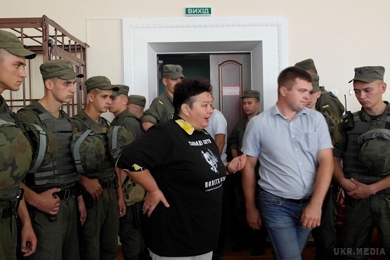 У Вінниці знову суд щодо активіста, який розірвав фото Порошенка. Суд розглядає апеляцію Юрія Павленка на ухвалений щодо нього вирок.