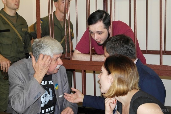 У Вінниці знову суд щодо активіста, який розірвав фото Порошенка. Суд розглядає апеляцію Юрія Павленка на ухвалений щодо нього вирок.