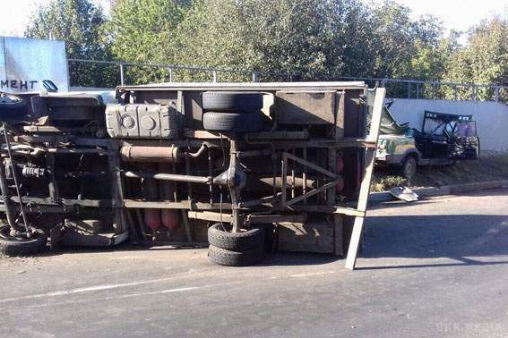 ДТП у Полтаві: легковик без даху, вантажівку перевернуло (фото). Легковик врізався в ГАЗ.
