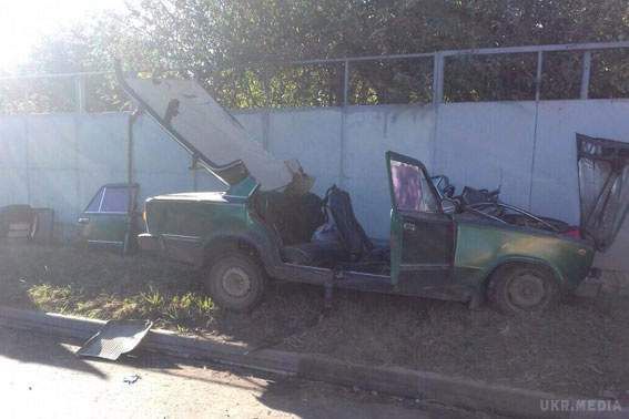 ДТП у Полтаві: легковик без даху, вантажівку перевернуло (фото). Легковик врізався в ГАЗ.
