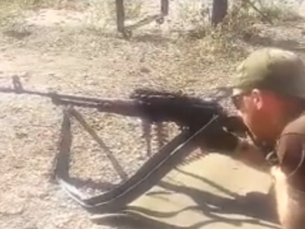 Українські бійці продемонстрували "модернізовану" зброю, з якою доводиться воювати на передовій (відео). Зброя 2015 року випуску має серйозний дефект.