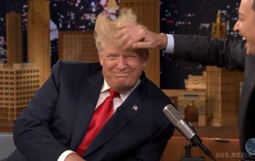 Трампа перевірили на наявність перуки в ефірі (відео). Американський ведучий Джиммі Феллон скуйовдив зачіску політика на камеру.